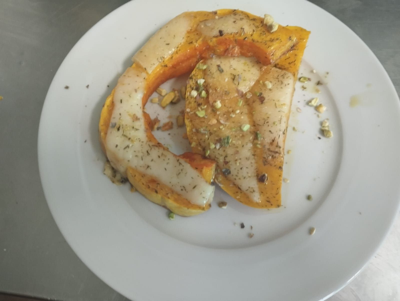 Un plato blanco con un trozo de comida encima.