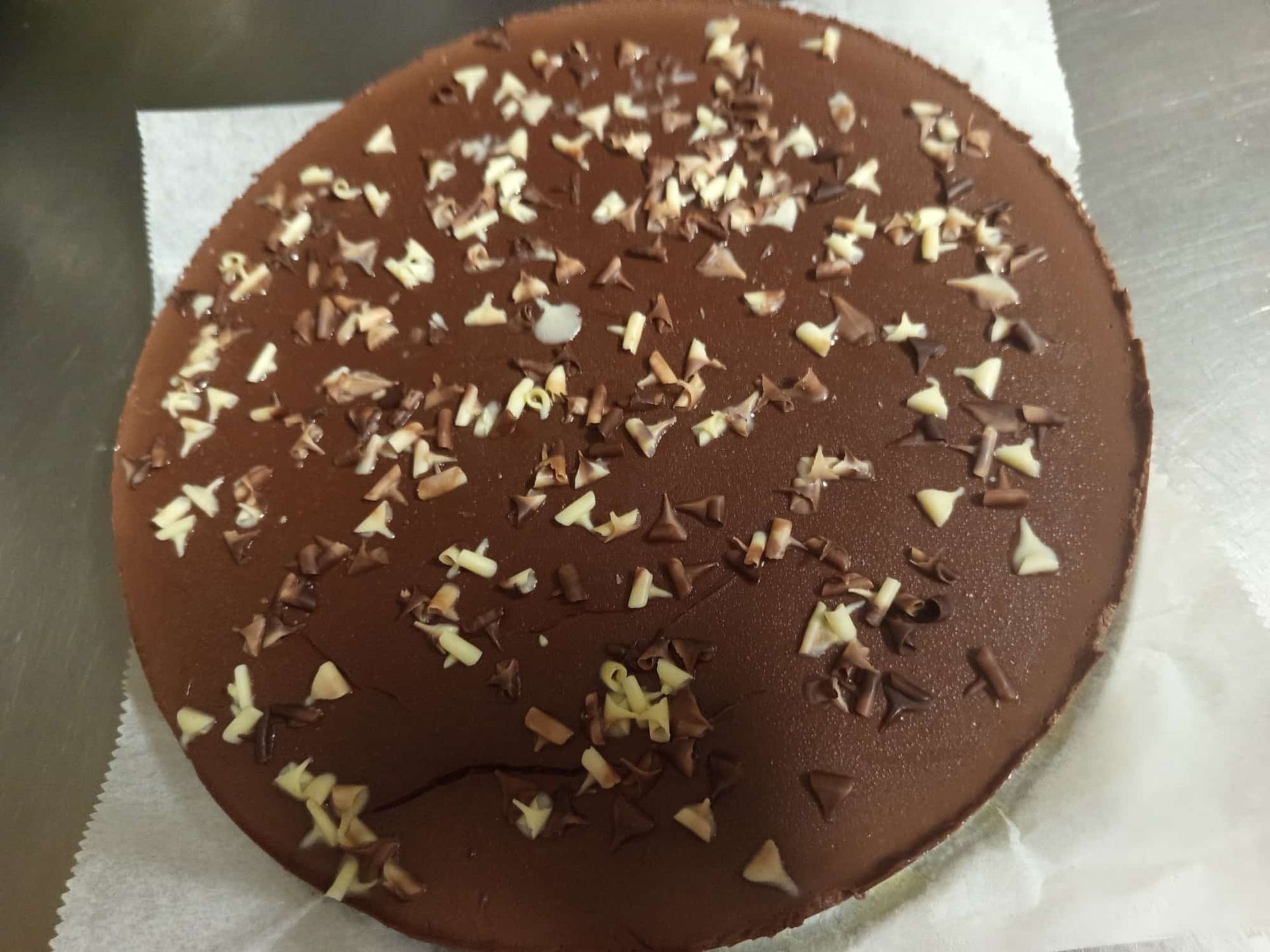 Un pastel de chocolate con nueces encima.