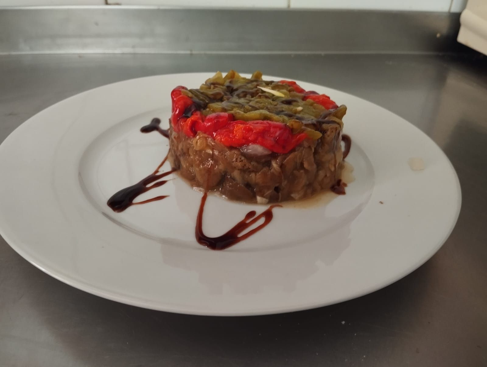 Un plato blanco con un plato de verduras encima.