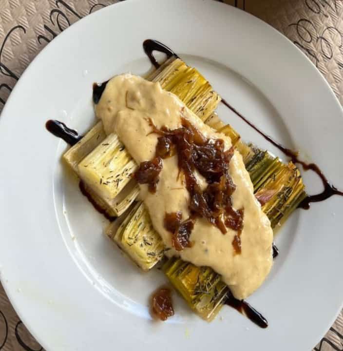 Un primer plano de un plato de comida sobre una mesa.