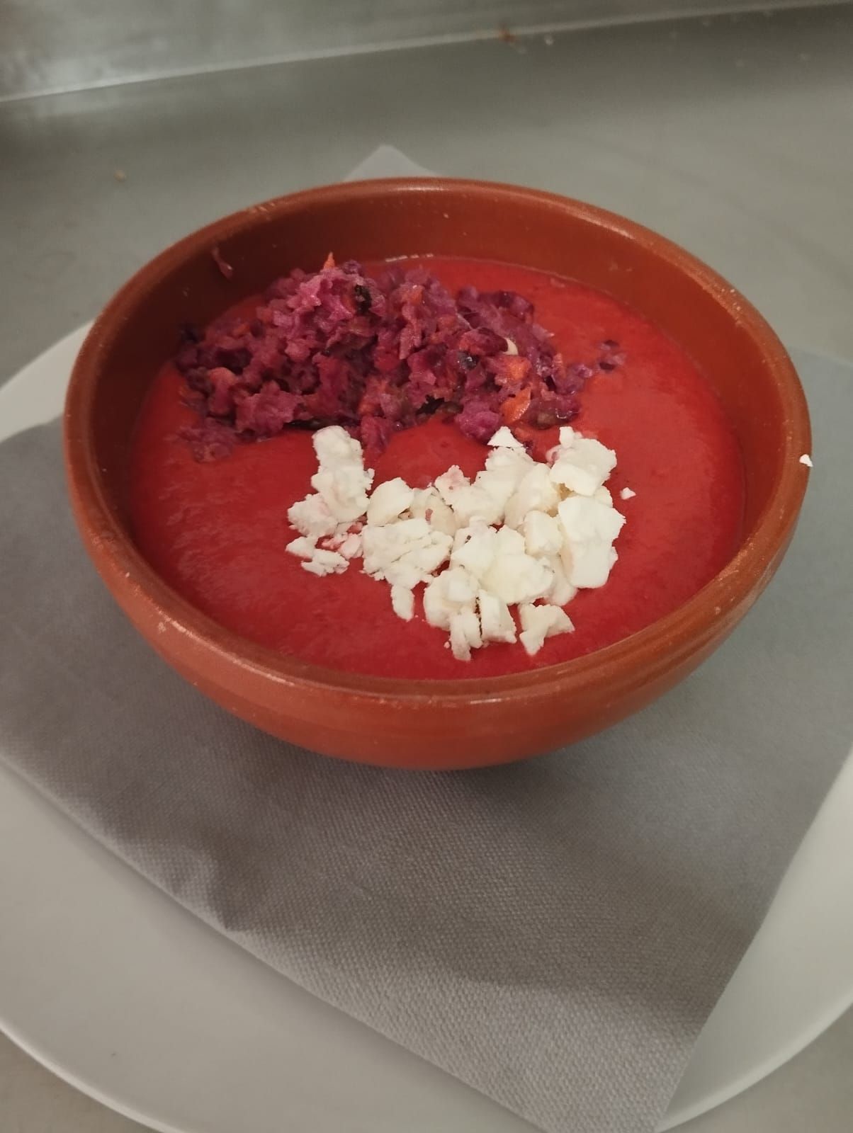 Un tazón de sopa con unos trozos de queso encima