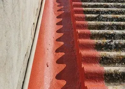 Un primer plano de una canaleta roja en un tejado.