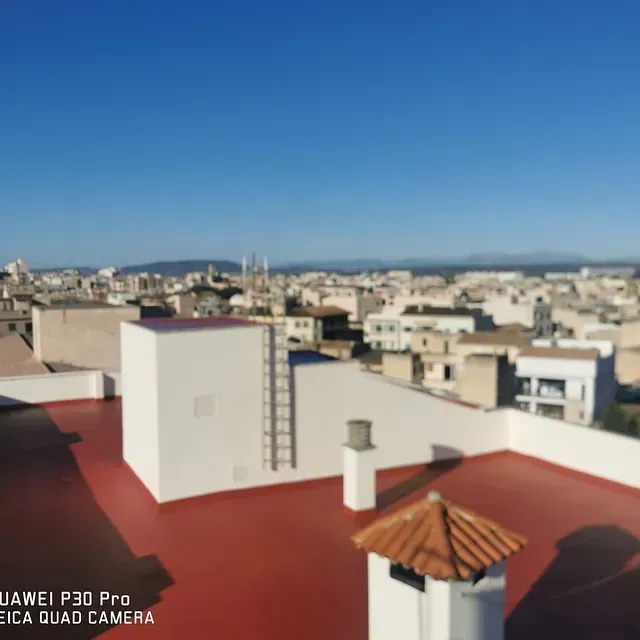 Una vista aérea de una ciudad tomada con un Huawei P30 Pro.