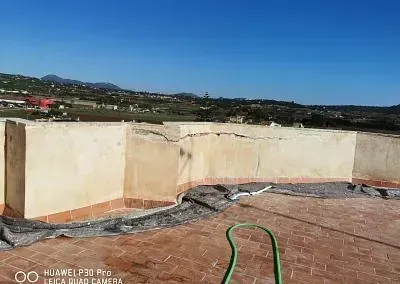 Un techo con una manguera conectada a él y un paisaje al fondo.
