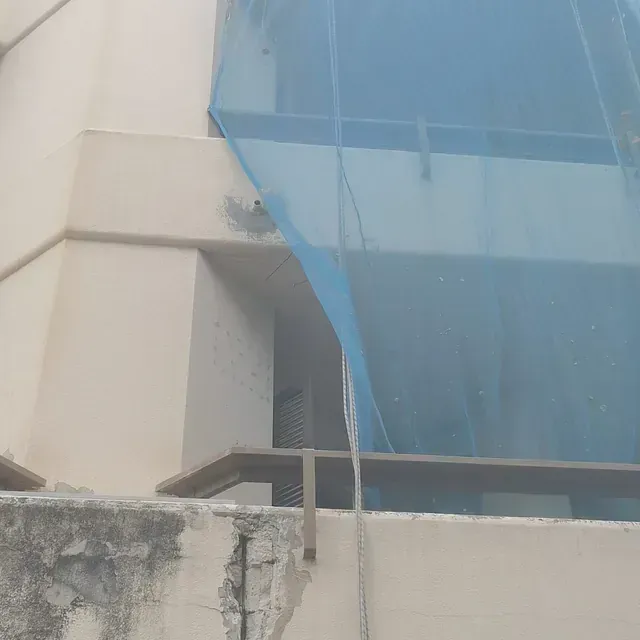 Un edificio con una red azul en el costado.