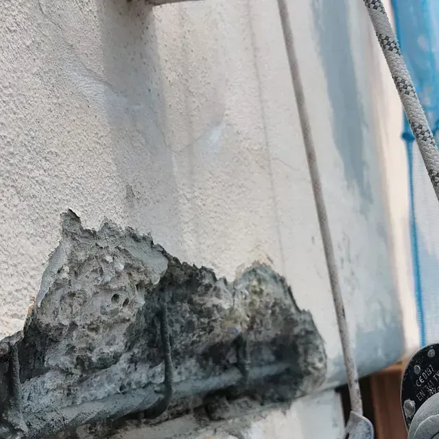Un primer plano de una pared con un agujero en ella.