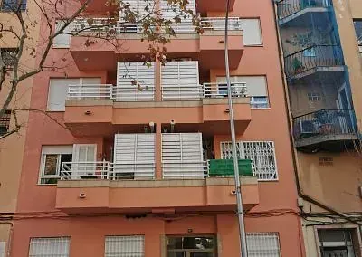 Un edificio con muchos balcones y escaleras.