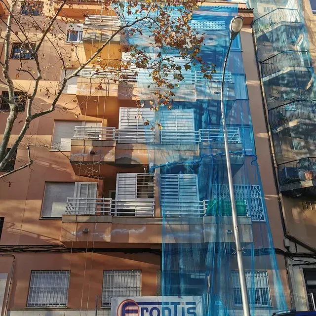 Un edificio con un cartel que dice frontis.