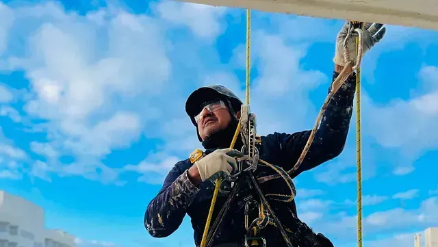 Hombre realizando trabajo de alturas