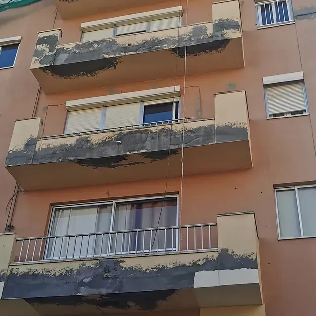 Un edificio con muchas ventanas y balcones