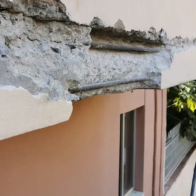 Un edificio con una ventana y una pared de hormigón