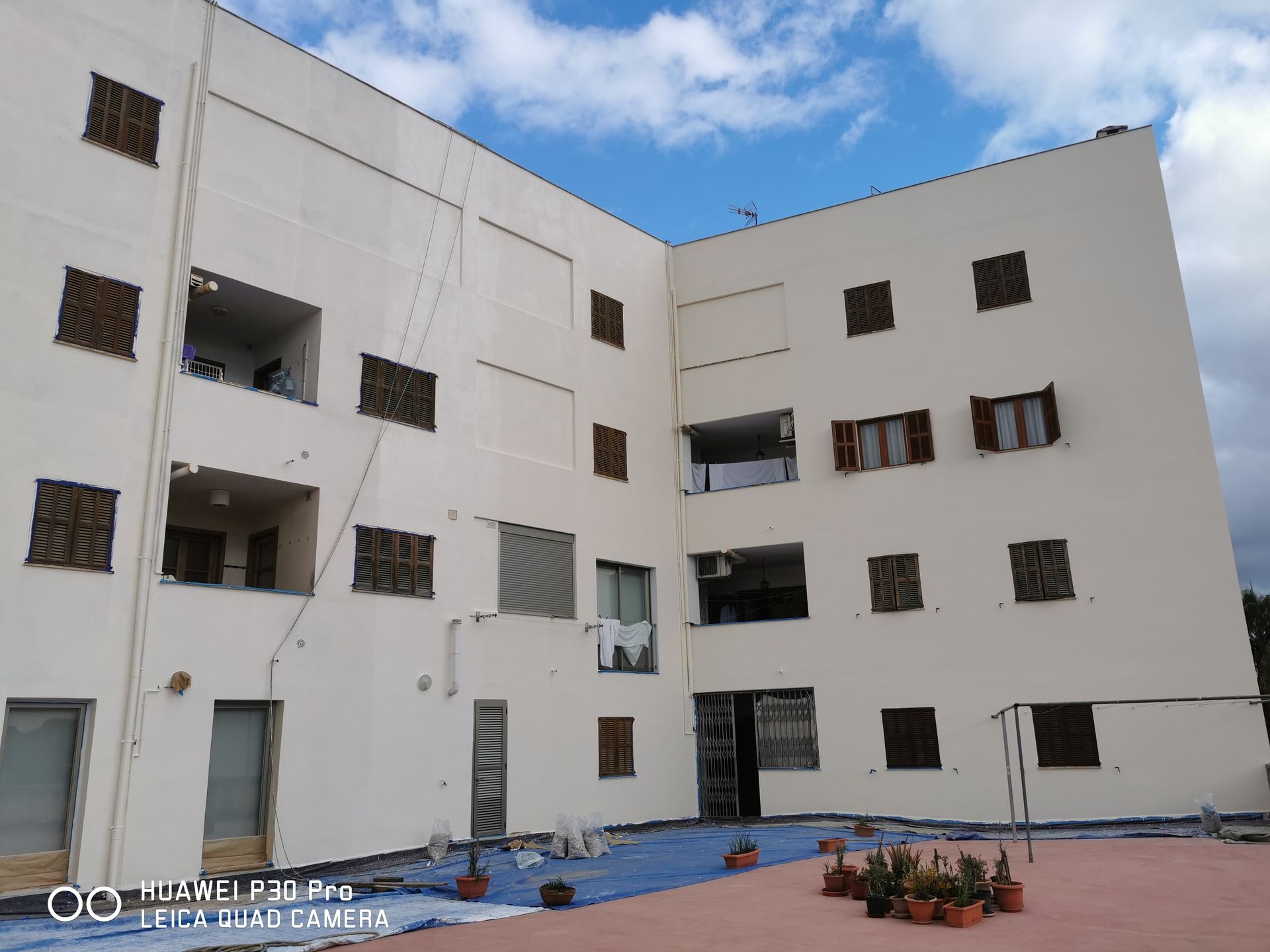 Un gran edificio blanco con muchas ventanas y balcones.