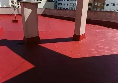 Un techo con tejas rojas y una chimenea sobre él.