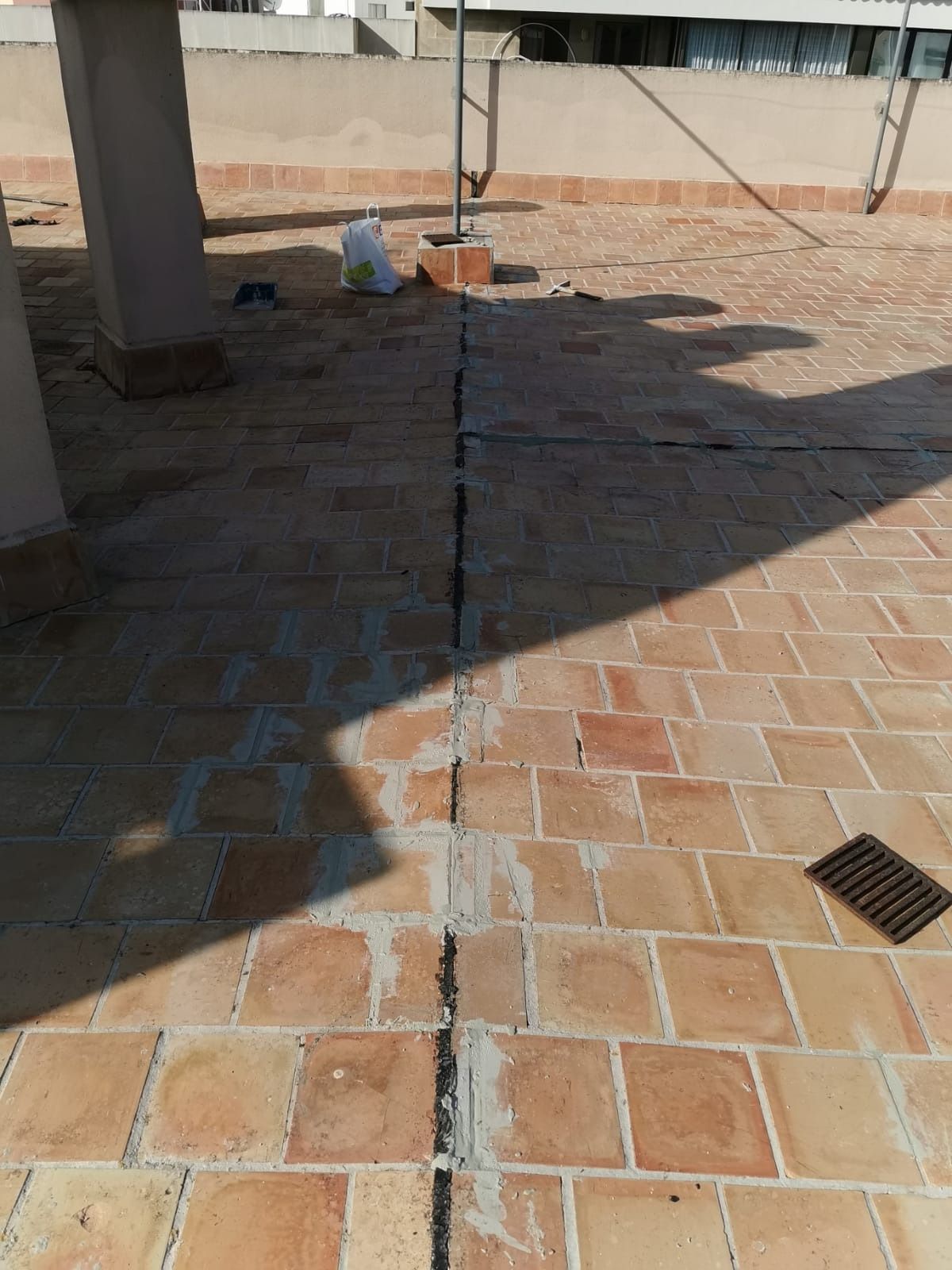 Un piso de ladrillo con un desagüe en el medio.