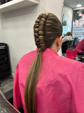 Peinado realizado en Blanco y Negro Estilistas
