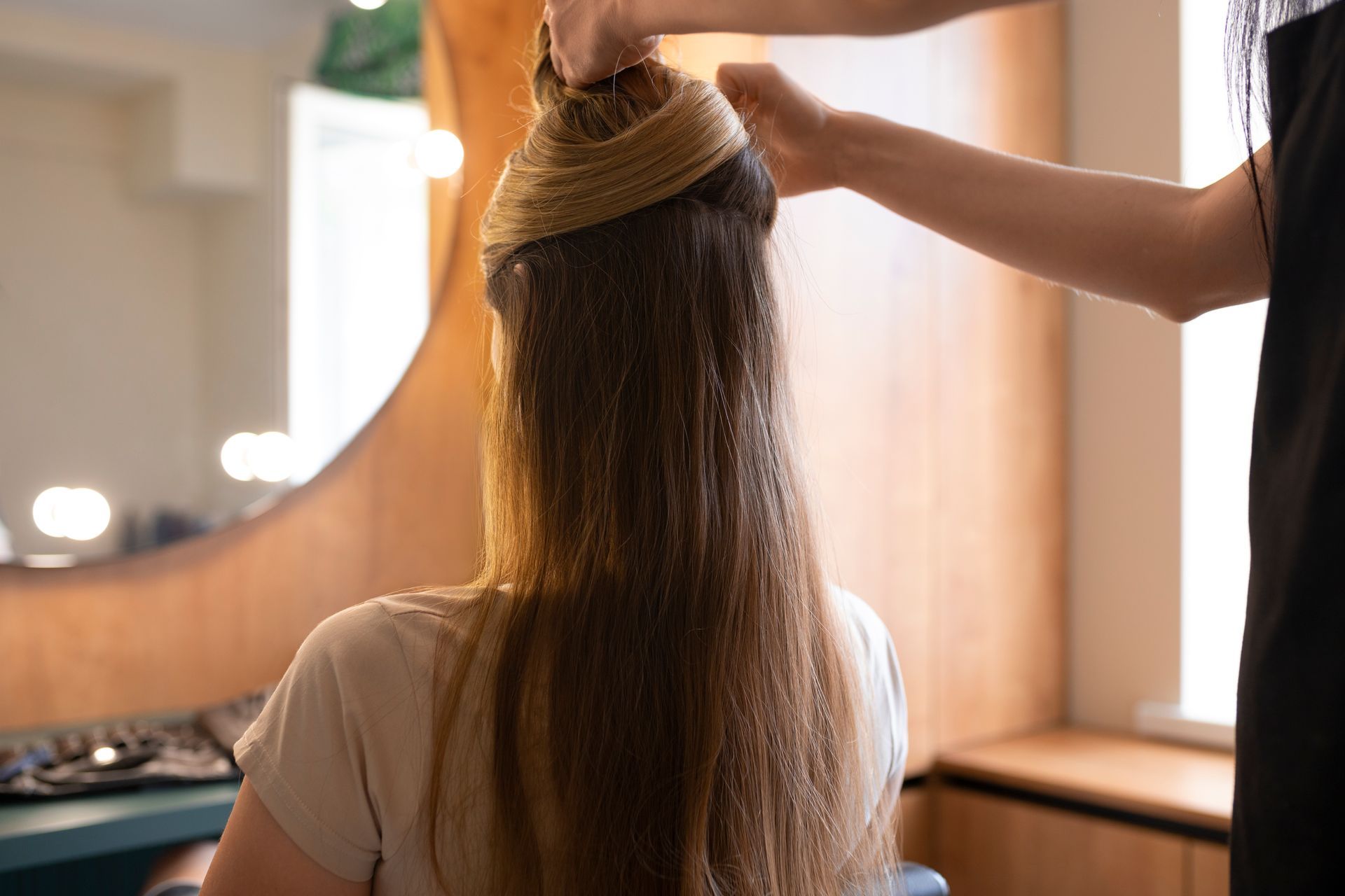 Clienta mujer haciéndose el pelo