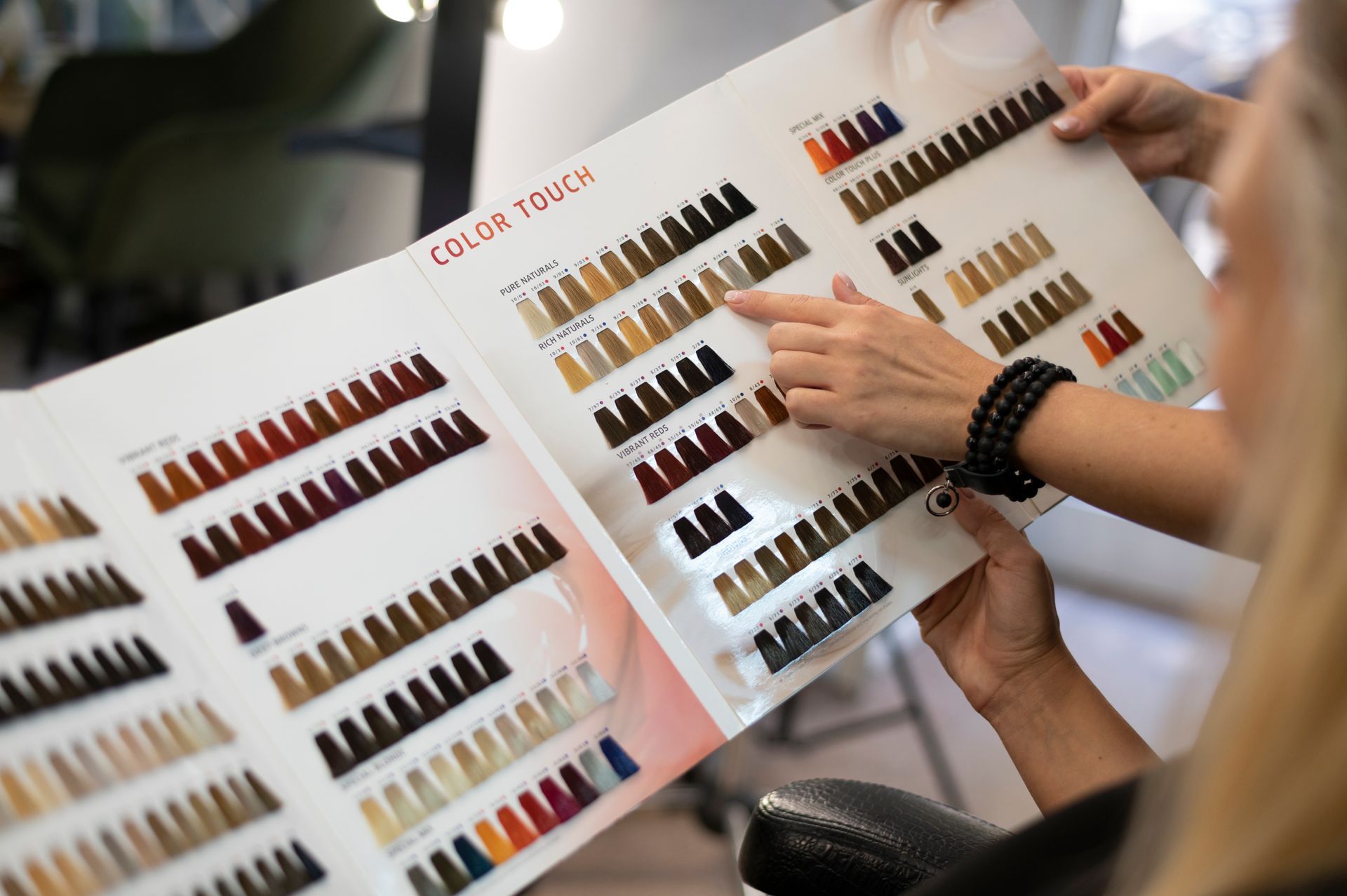 Mujer eligiendo color de pelo en un catálogo