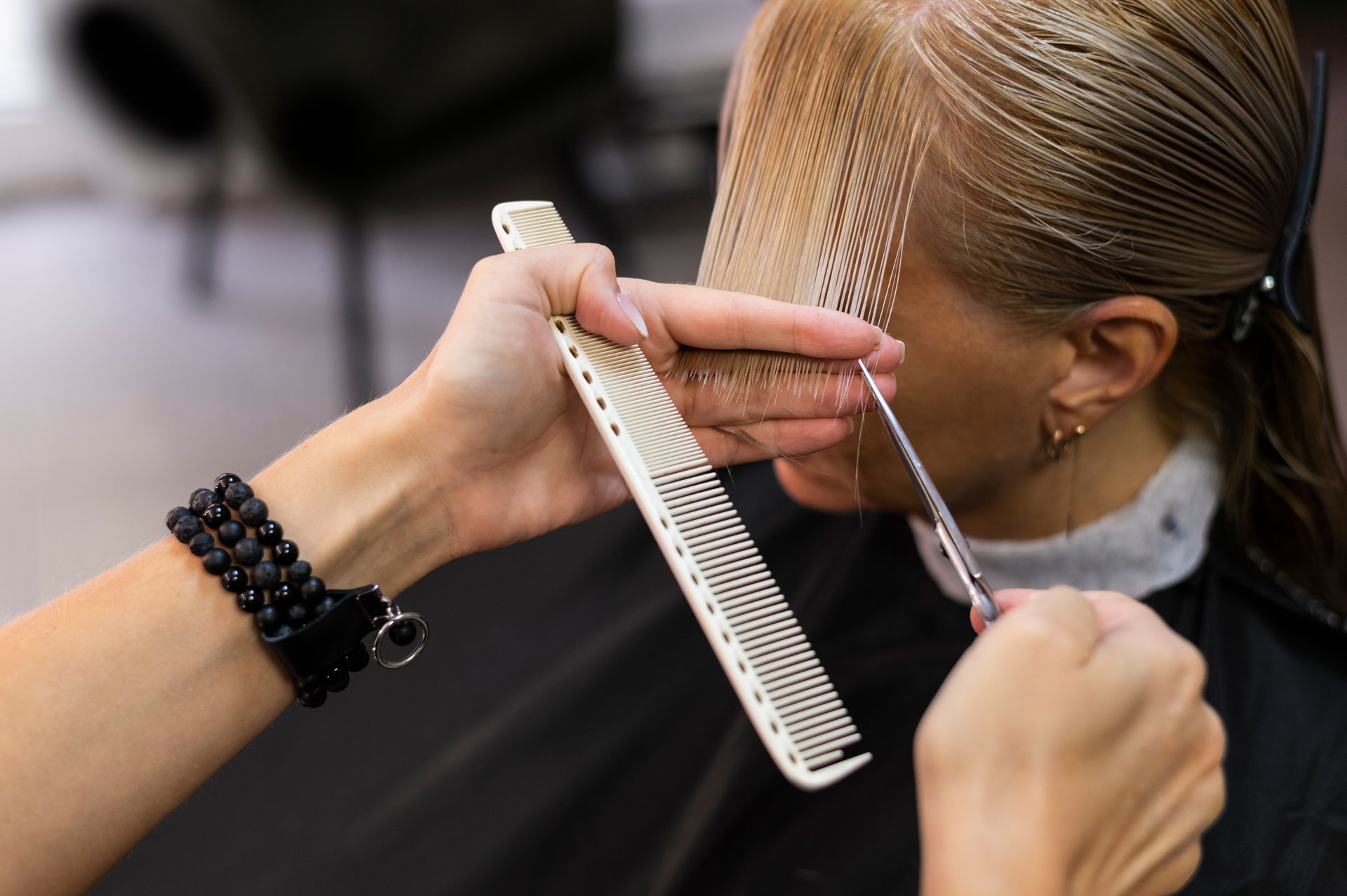 Mujer en un salón cortándose el pelo