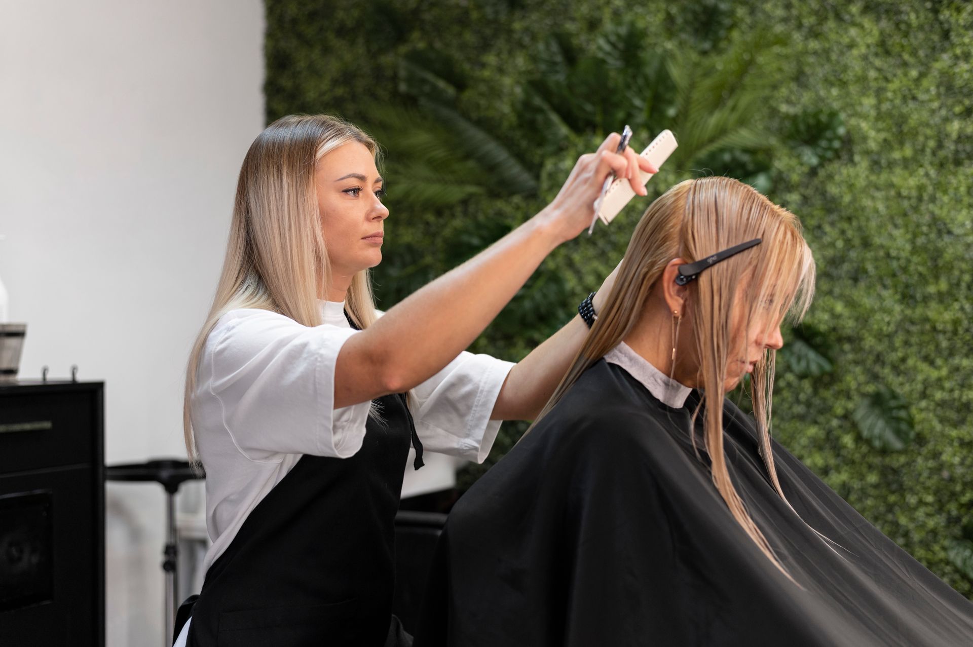 Mujer cortándose el pelo en un salón