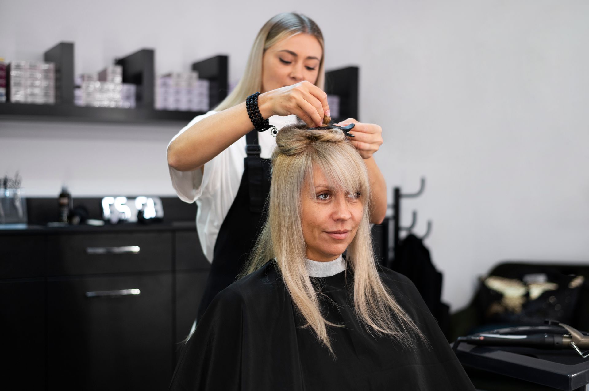 Mujer haciéndose el pelo en un salón