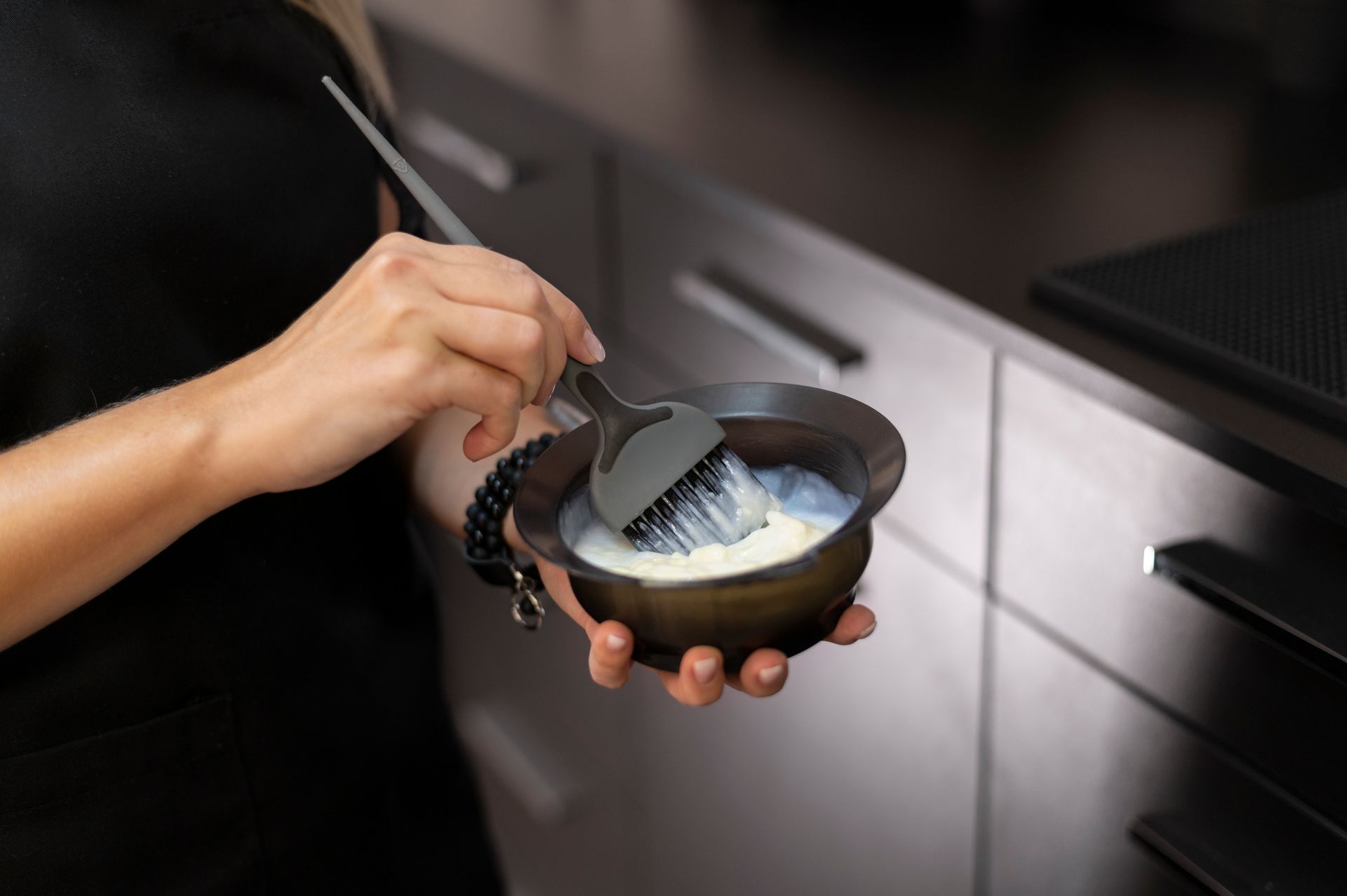 Mujer haciendo mezcla de tinte