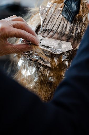 Eine Frau lässt sich beim Friseur die Haare färben.