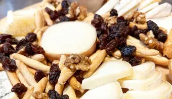 Un primer plano de un plato de comida con nueces y pasas sobre una mesa.