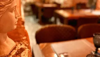 Una estatua de una cabeza de mujer está sentada sobre una mesa en un restaurante.