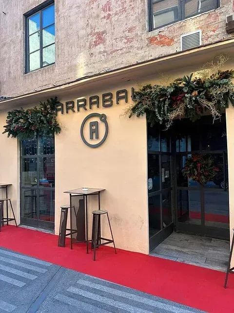 Un edificio con una alfombra roja delante.