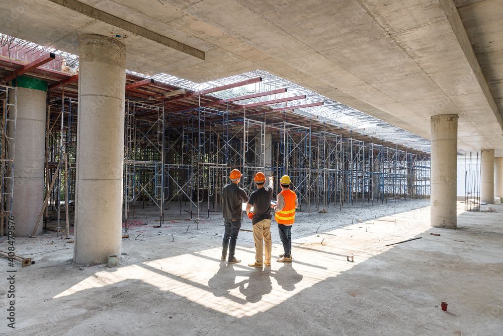 Bauexperten auf einer Baustelle