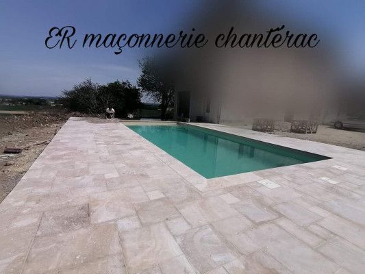 Pose de carrelage autour d'une piscine