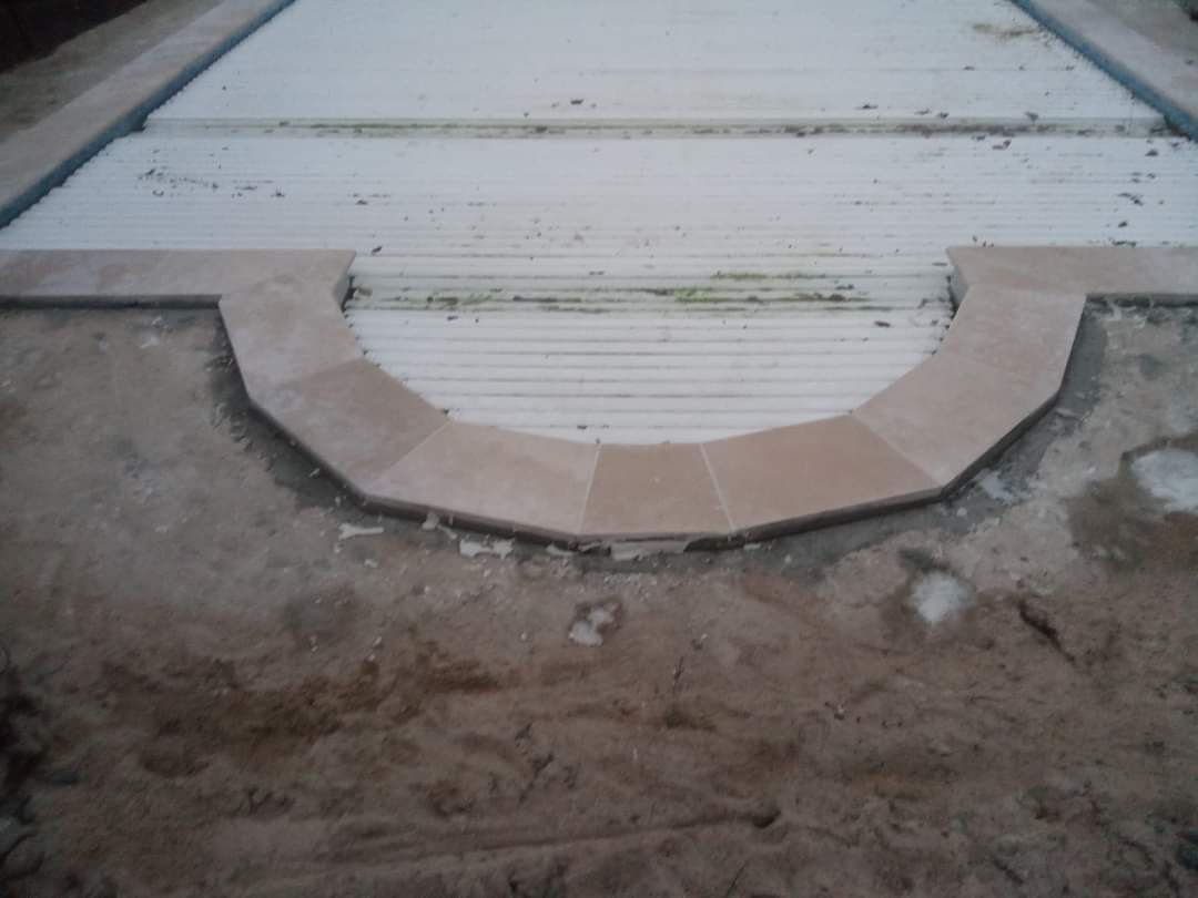 Bordure d'une piscine