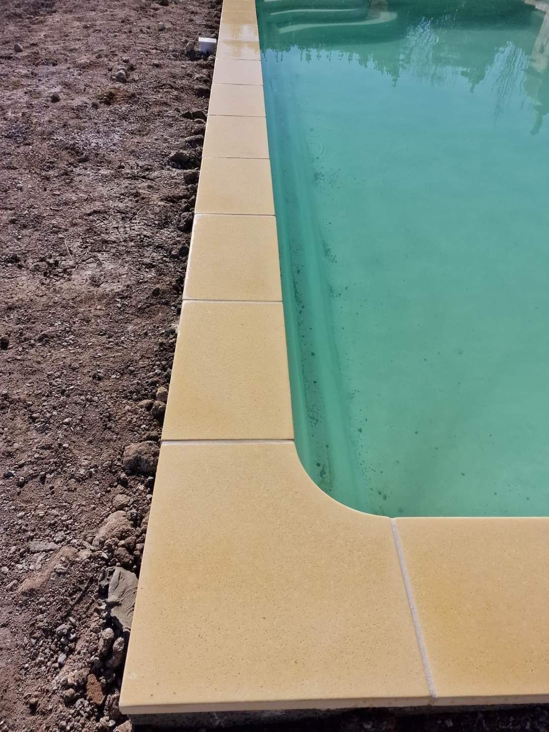 Bords d'une piscine en pierre