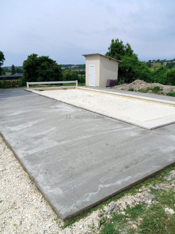 Terrasse d'une piscine en carrelage