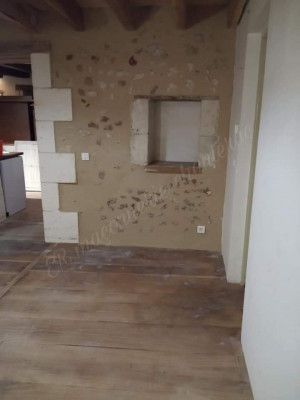 Travaux de rénovation d'un mur en pierre