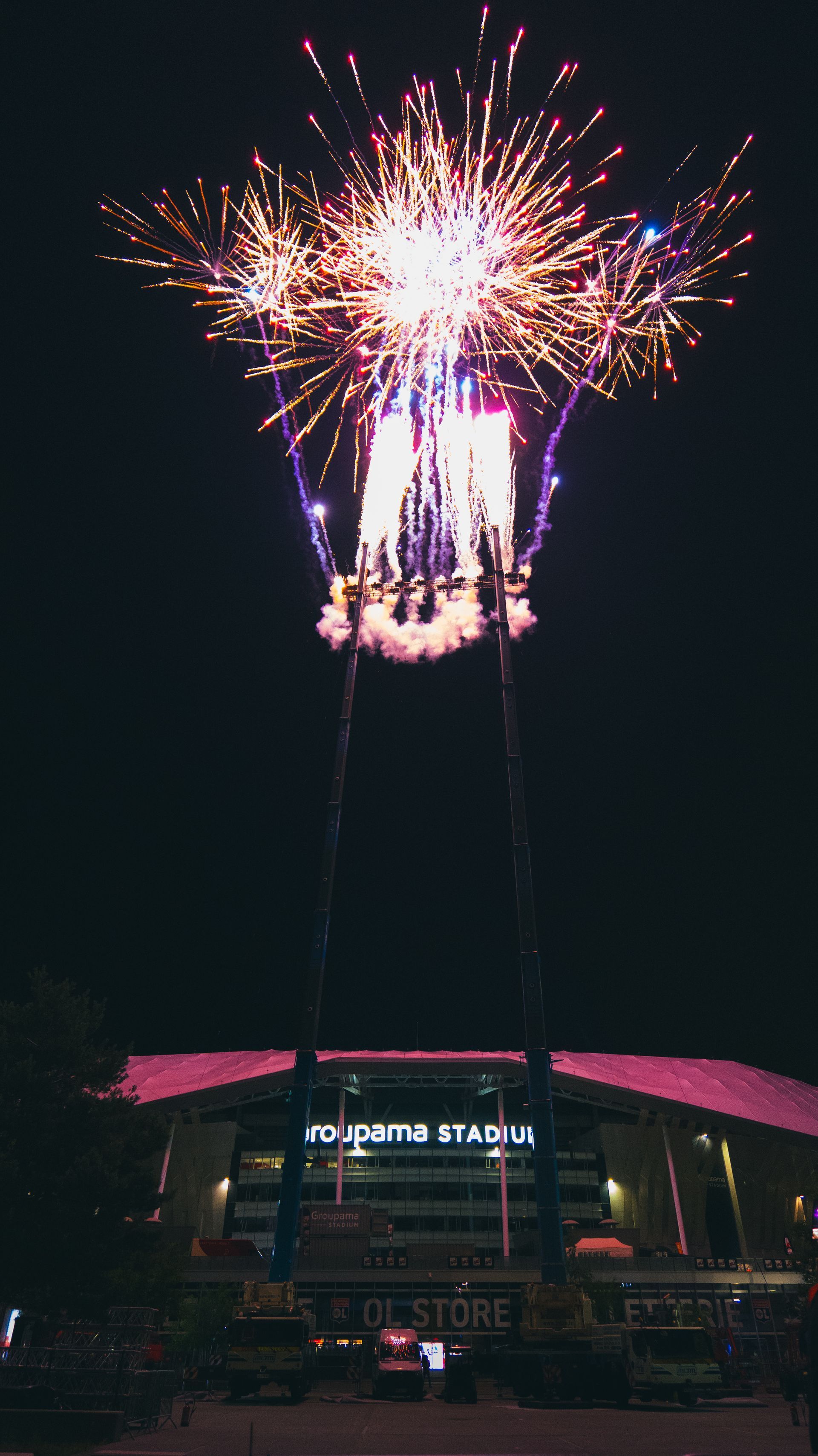 Feu d'artifice devant le Grooupama Stadium installé sur les bras de deux grues mobiles