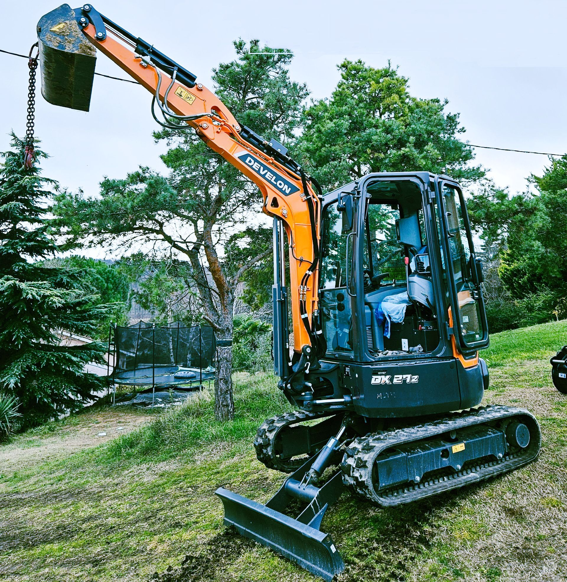 Une mini-pelle de type DX27Z