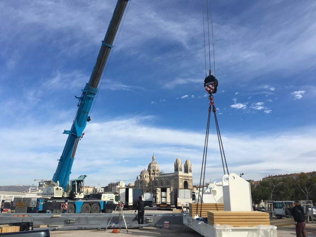 Un église et une grue