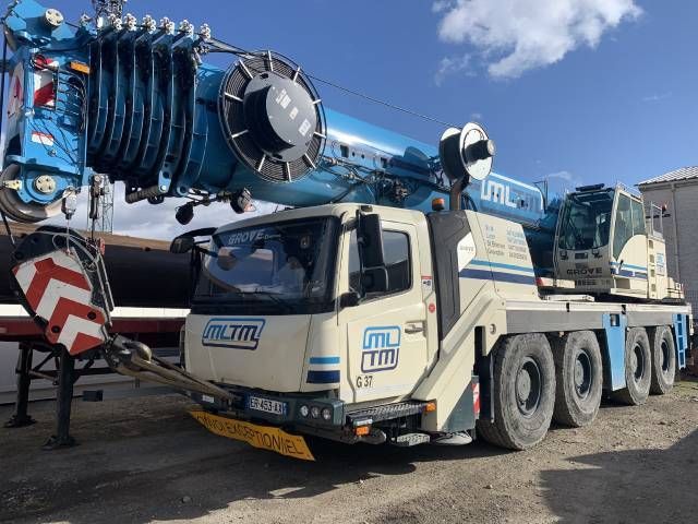 Un camion de type GROVE GMK4100L