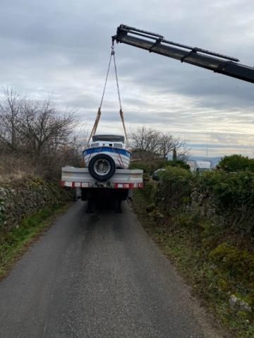 Transport d'un bateau par un camion