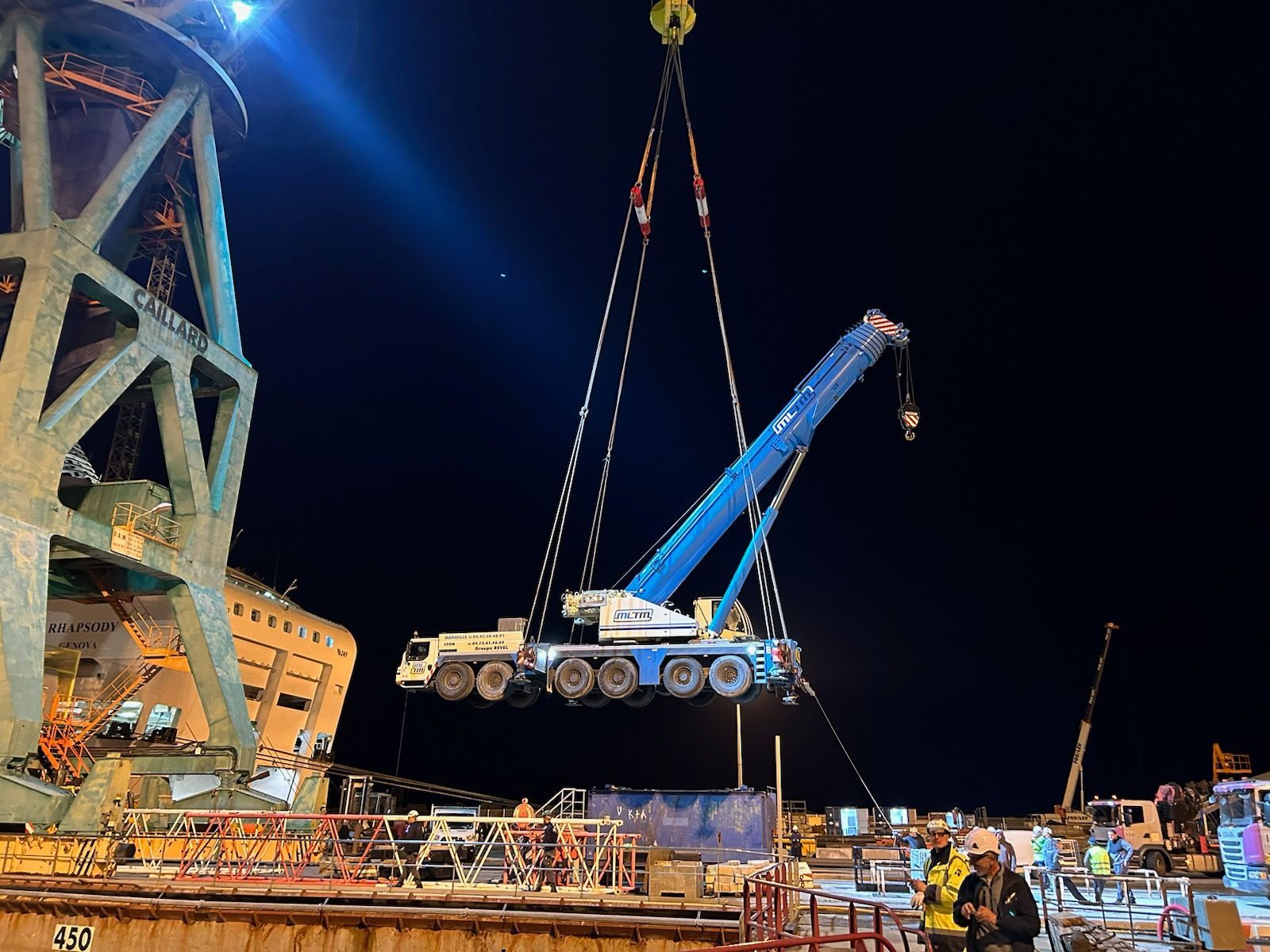 Bras de grue soulevant un camion de l'entreprise MLTM