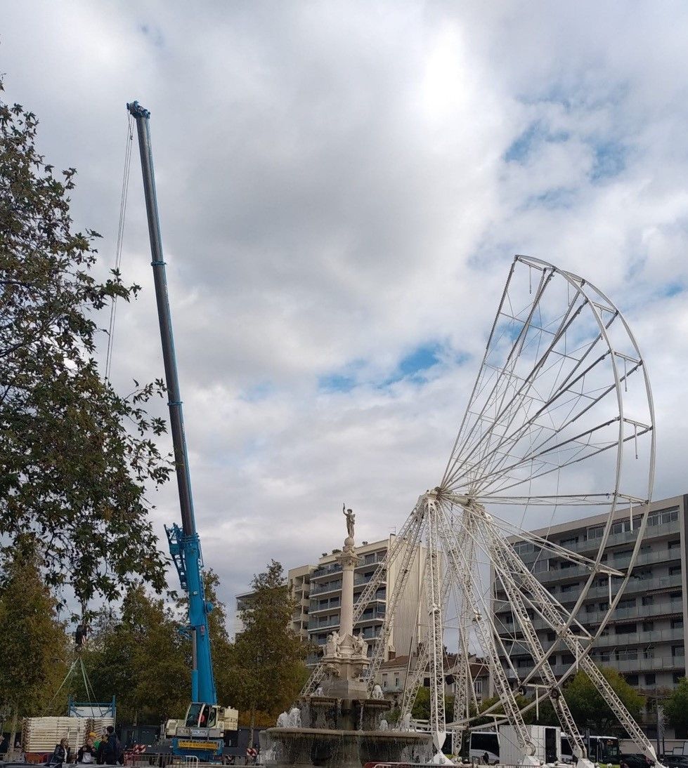 Grue déployée à proximité d'une grande roue en construction
