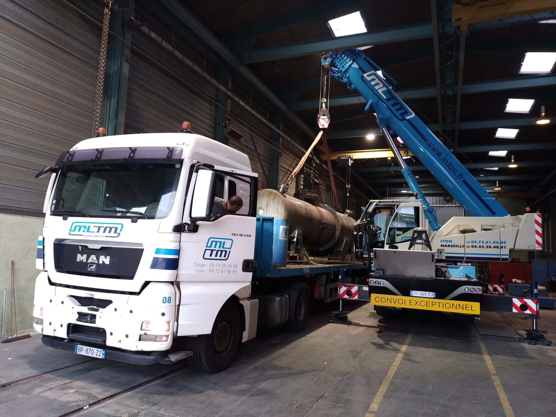 Camion servant pour le transport d'objets volumineux dans un tunnel routier