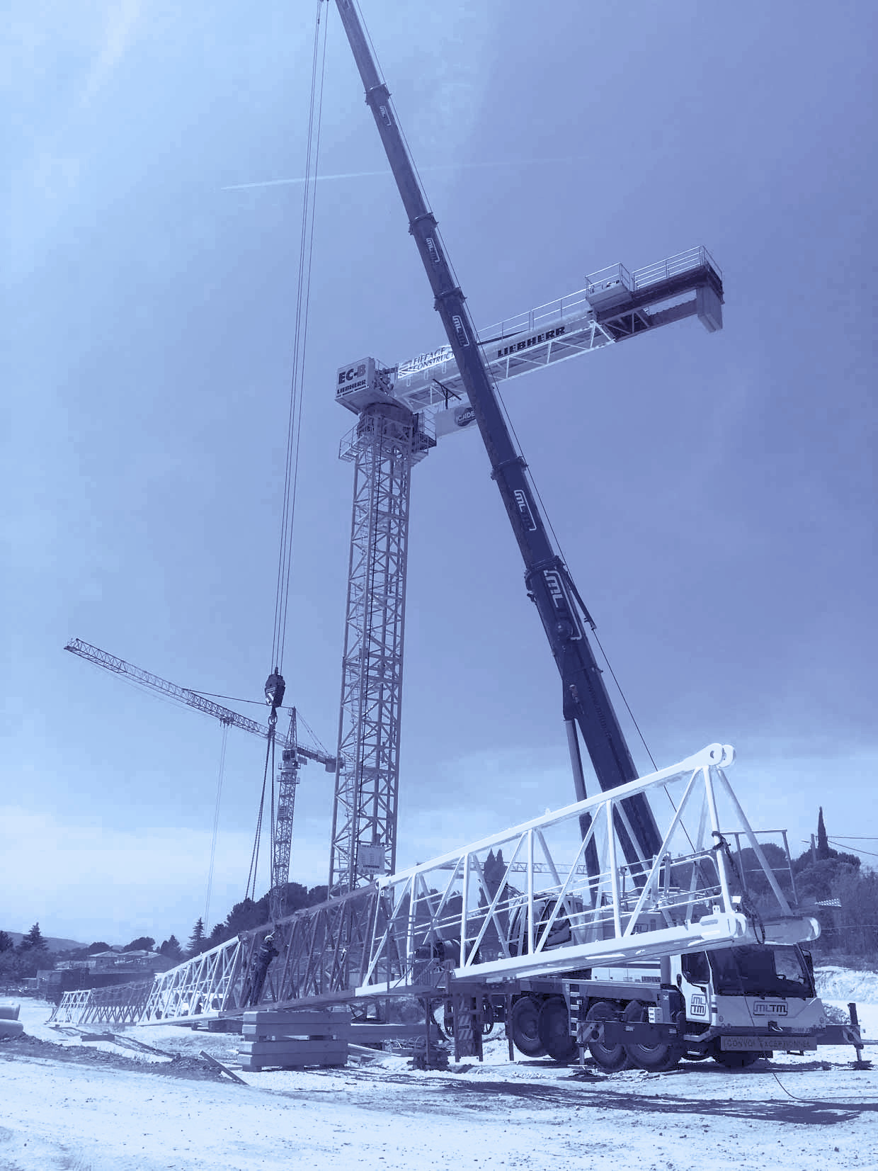 Une grue qui suspend une structure métallique