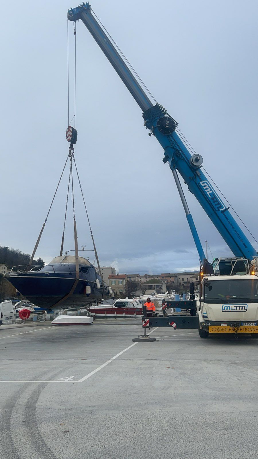 Bras de grue mobile soulevant un bateau