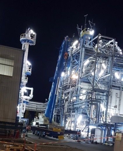 Bâtiment métallique avec luminaires extérieurs