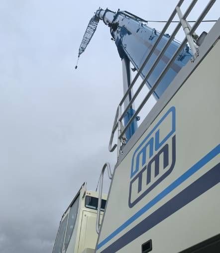 Logo MLTM sur un camion blanc