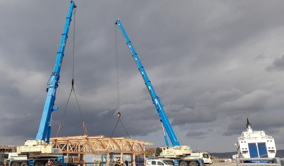 Vue du port et de bras de grues à proximité d'un bateau
