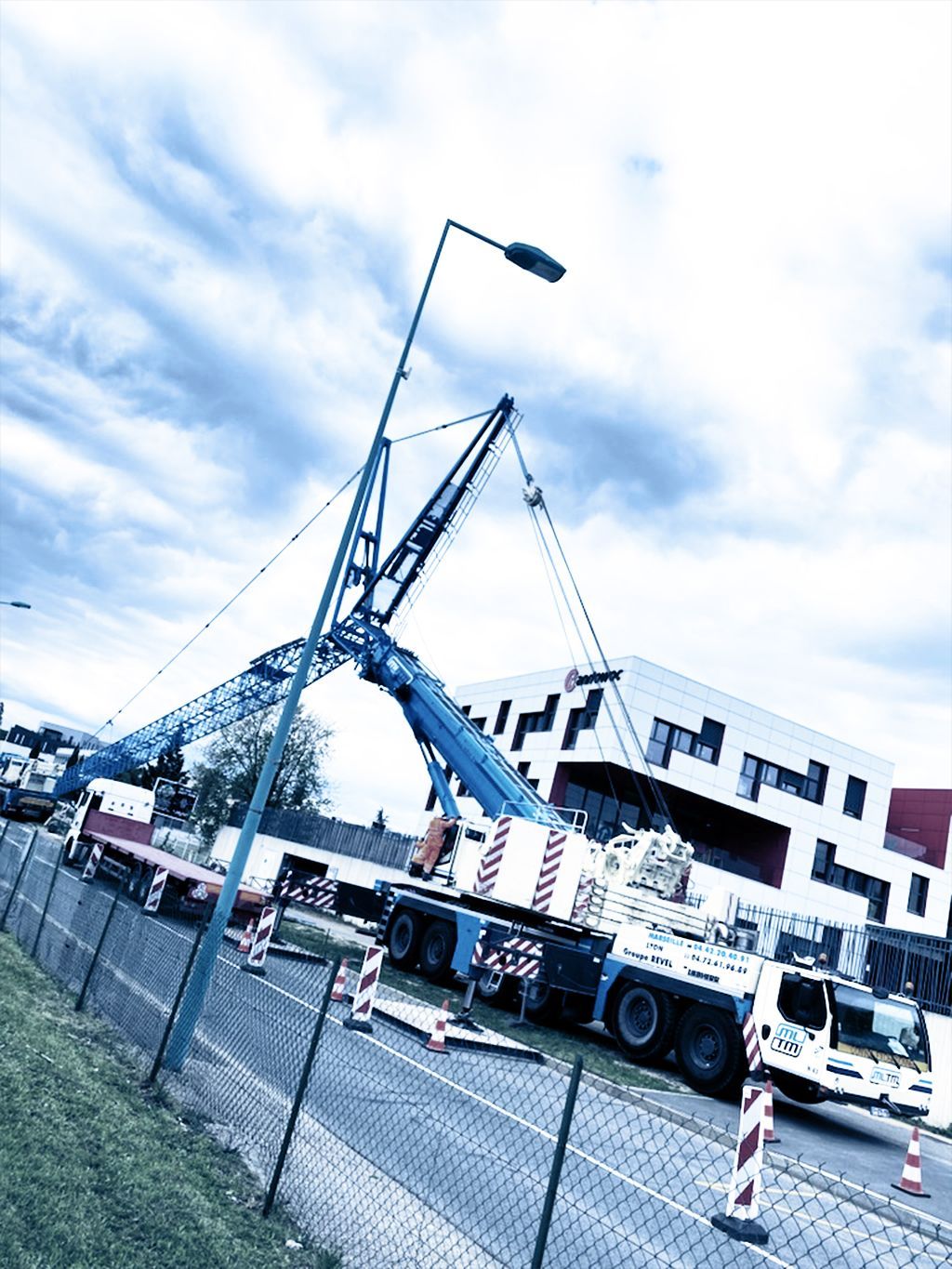 Camion avec une grue déployée