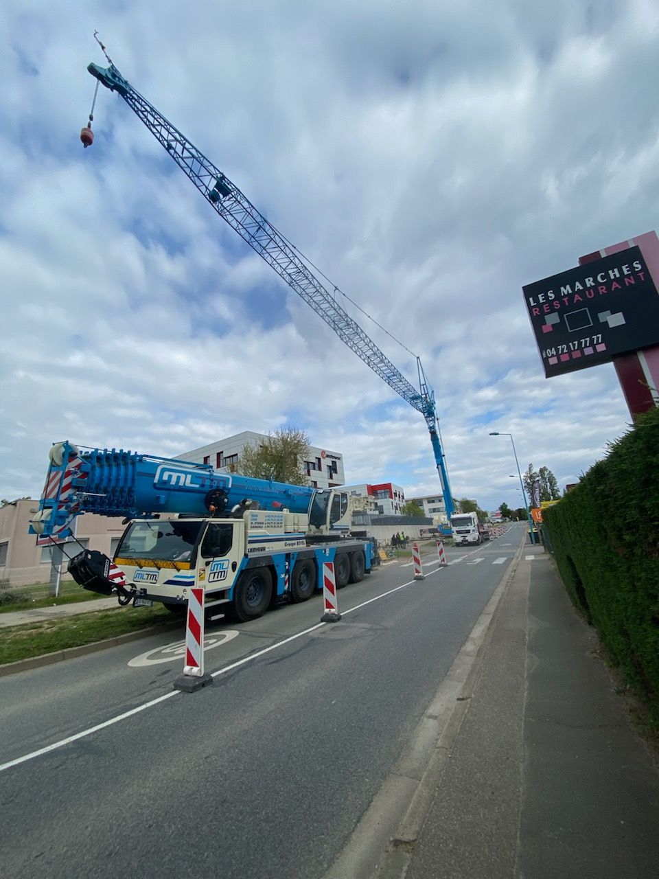 Poids lourd avec un bras replié sur le bord d'une route nationale